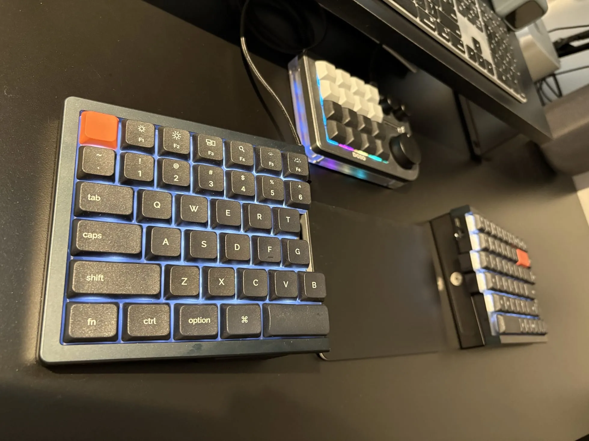 NocFree &を斜めから見た様子。青いバックライトが点灯し、左側の数字キーとファンクションキーが見える