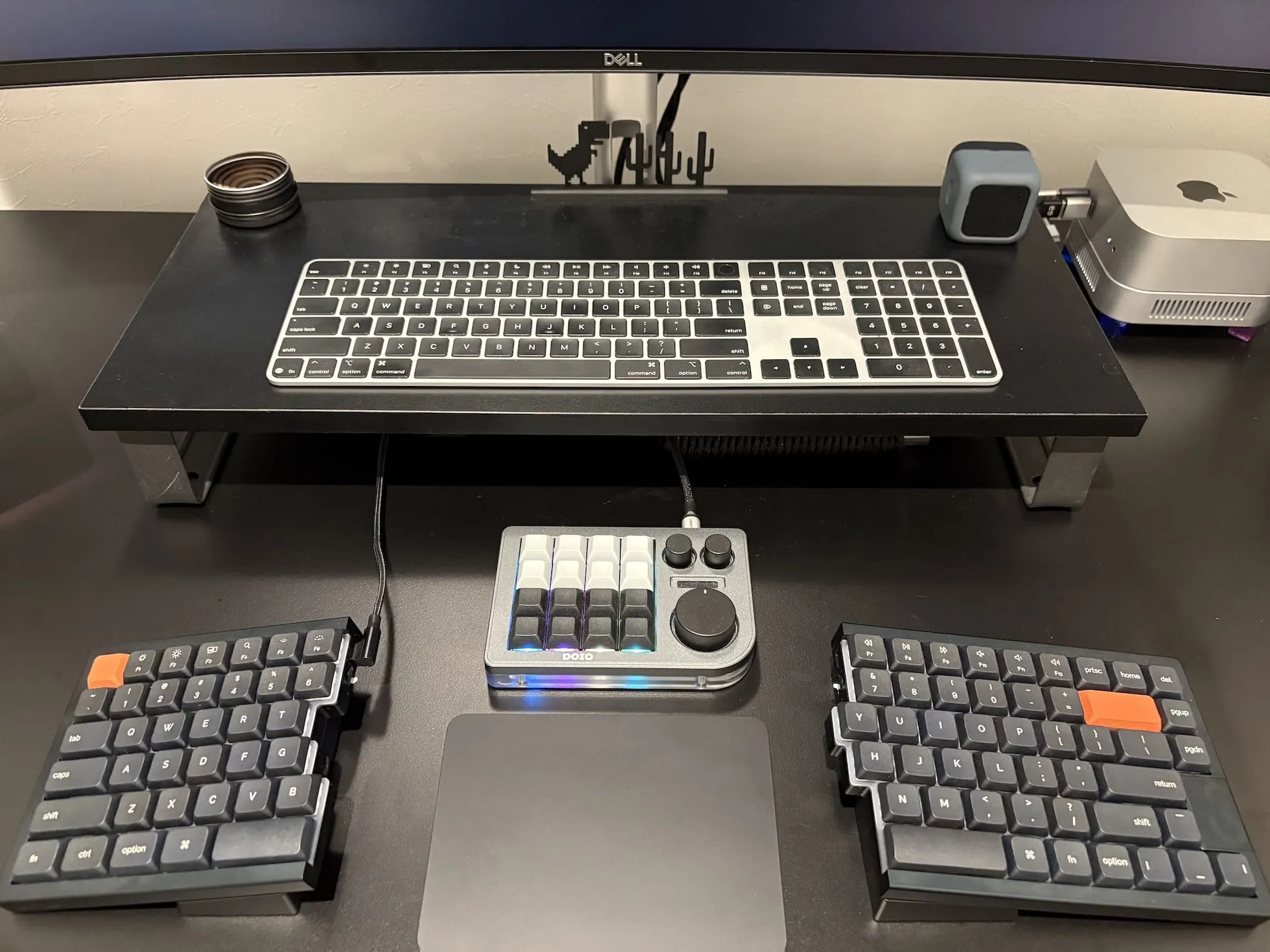 NocFree &を左右に離し、中央にトラックパッドとマクロパッド、奥にMagic Keyboardを置いたデスク